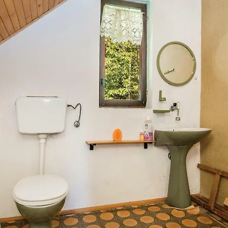 Three-bedroom Holiday In Brod na Kupi